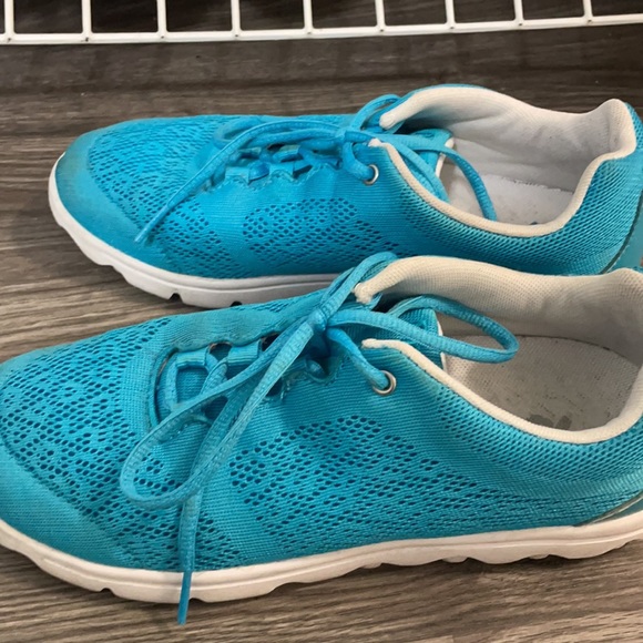 Blue athletic shoes - Picture 3 of 3